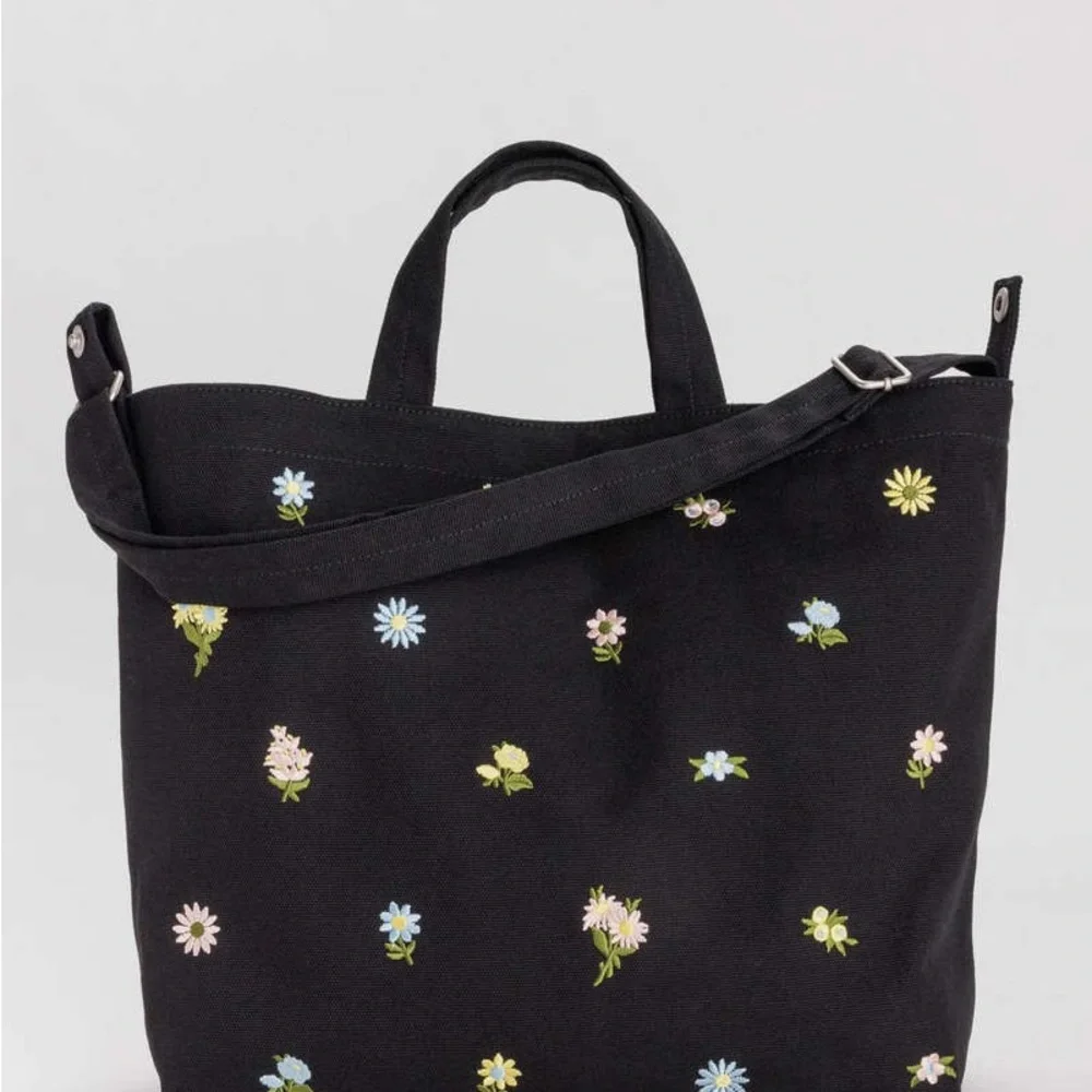 BAGGU Horizontal Duck Bag - Embroidered Ditsy Black Floral - Picture 1 of 5